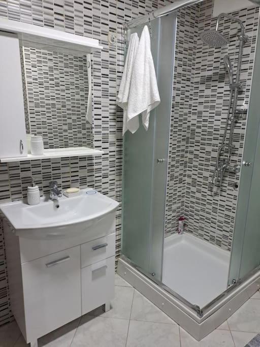 Enjoy Traveling Apartment Тузла Екстериор снимка